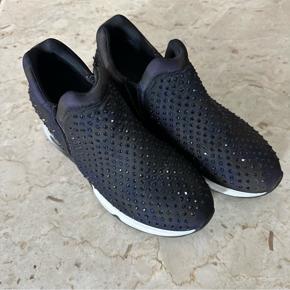Ash lifting sneaker